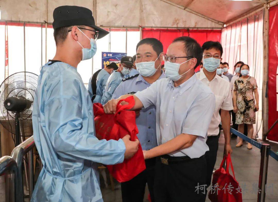 beat·365-
赵如浪调研防疫“守小门”事情 探望慰问一线事情人员(图5) beat·365-
赵如浪调研防疫“守小门”事情 探望慰问一线事情人员(图5)